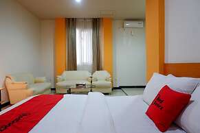 RedDoorz Plus @ Cameloan Hotel Palu