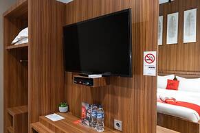RedDoorz Premium near Centre Point Mall Medan