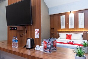 RedDoorz Premium near Centre Point Mall Medan