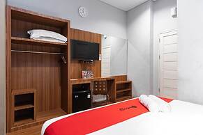RedDoorz Premium near Centre Point Mall Medan