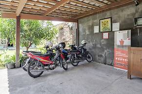 RedDoorz @ Omah Kayu Homestay
