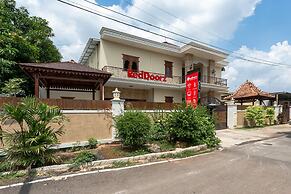 RedDoorz Syariah near Exit Toll Banyumanik