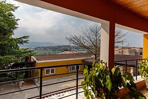 La Villa Cafe & Suites