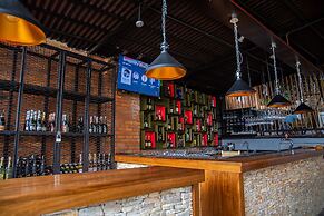 La Villa Cafe & Suites