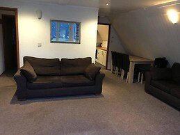 Chalet-sleeps6-parking-garden-pool
