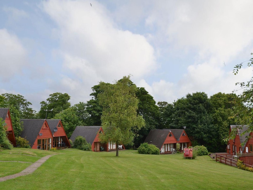 Chalet-sleeps6-parking-garden-pool