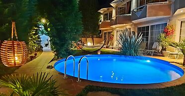 Aloha Apartments with pool