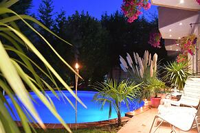 Aloha Apartments with pool