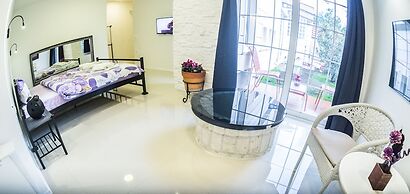 Aloha Apartments with pool