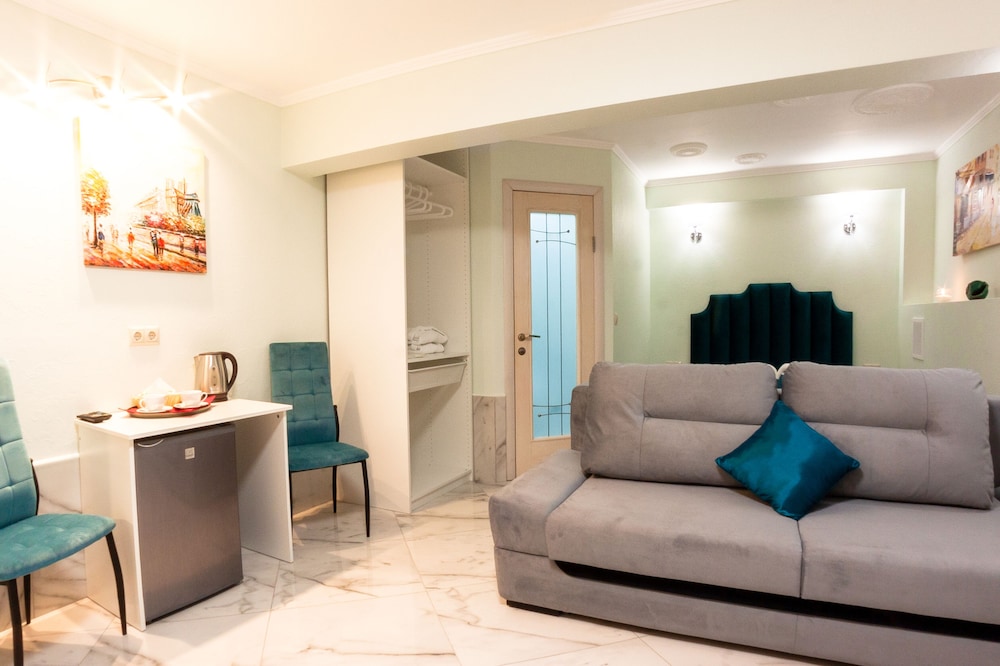 4 Rooms Hotel