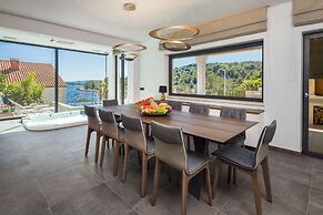 Beachfront Villa Azzurro With Pool