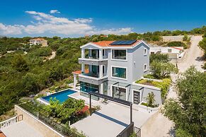 Beachfront Villa Azzurro With Pool