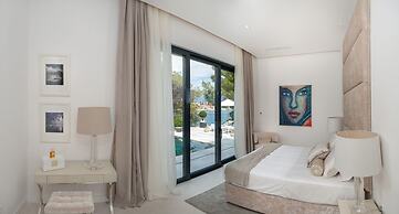 Luxury Villa Silent with Infinity Pool