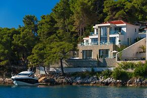 Luxury Villa Silent with Infinity Pool