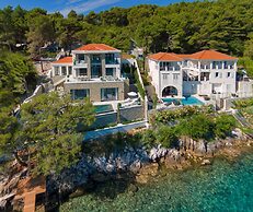 Luxury Villa Silent with Infinity Pool