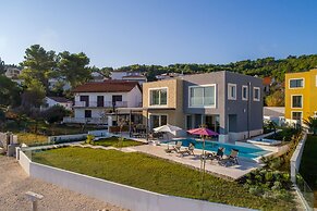 Beachfront Villa Grey Martini with Pool