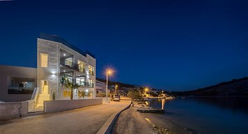 Beachfront Villa Seashell with Pool