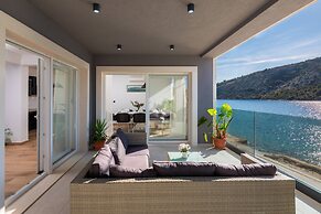 Beachfront Villa Seashell with Pool
