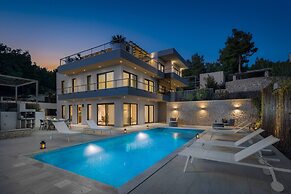 Luxury Villa Romeo with Heated Pool