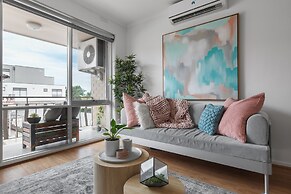 Heart of Ormond Apartment  by Ready Set Host