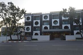 Airport Avenue Hotel