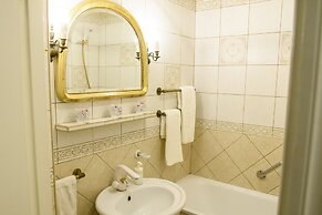 Golden Center Apartment