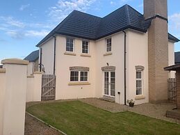 Stylish & Modern 3 Bedroom Home