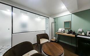 Gray 194 Hotel