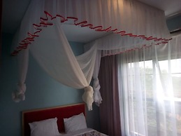 Thorn Tree Hotel