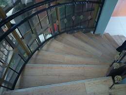 Thorn Tree Hotel