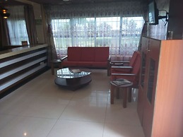 Thorn Tree Hotel