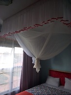 Thorn Tree Hotel