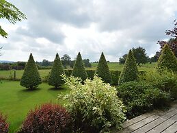 Cozy Chalet With Pond, Malmedy
