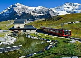 Glacier Views & Ski Trails
