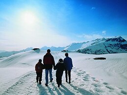 Glacier Views & Ski Trails