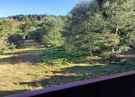 Spacious Stay Near Trails