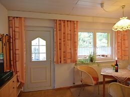 Spacious Stay Near Trails