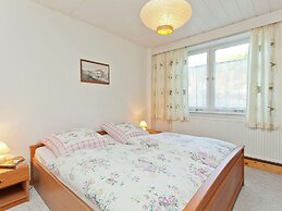 Spacious Stay Near Trails
