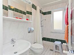 Spacious Stay Near Trails