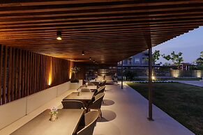 V Luxury Suites
