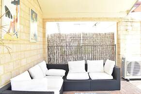 Comfortable 2 Bedroom With Serene Garden