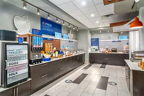Holiday Inn Express & Suites Brandon by IHG