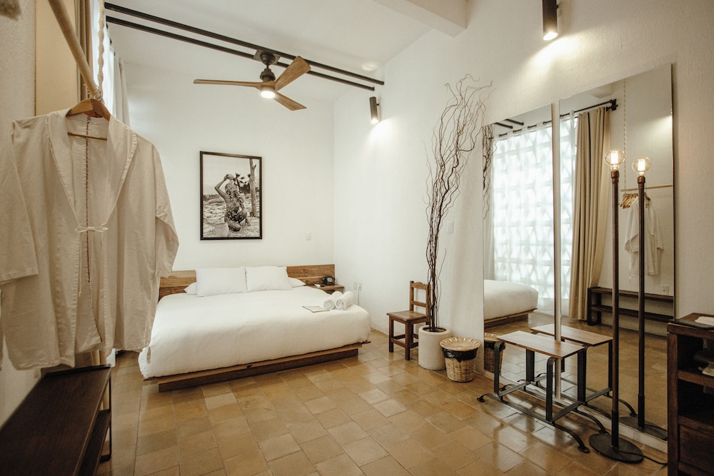 Hotel Sin Nombre