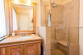 Deluxe Charming Florentine VILLA in the City. PLUS