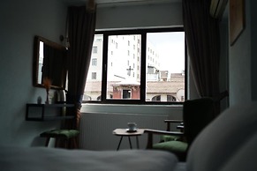 Pandan Karakoy Suit