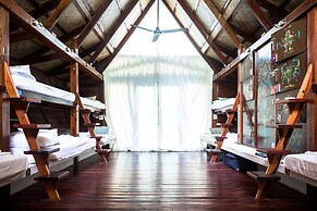 Harana Surf Resort - Hostel