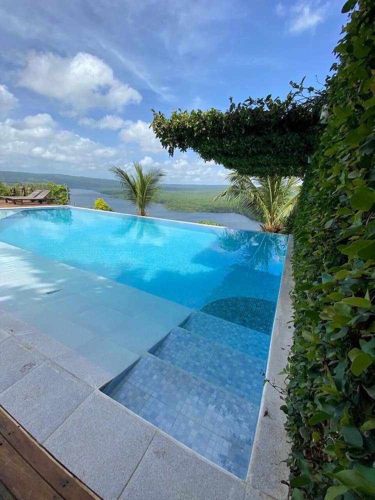 Calalas Lodge