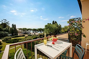 Spiaggia Azzurro -lakeside with terrace