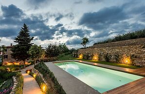 Luxury Chianti Between Grapes
