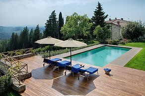 Luxury Chianti Between Grapes